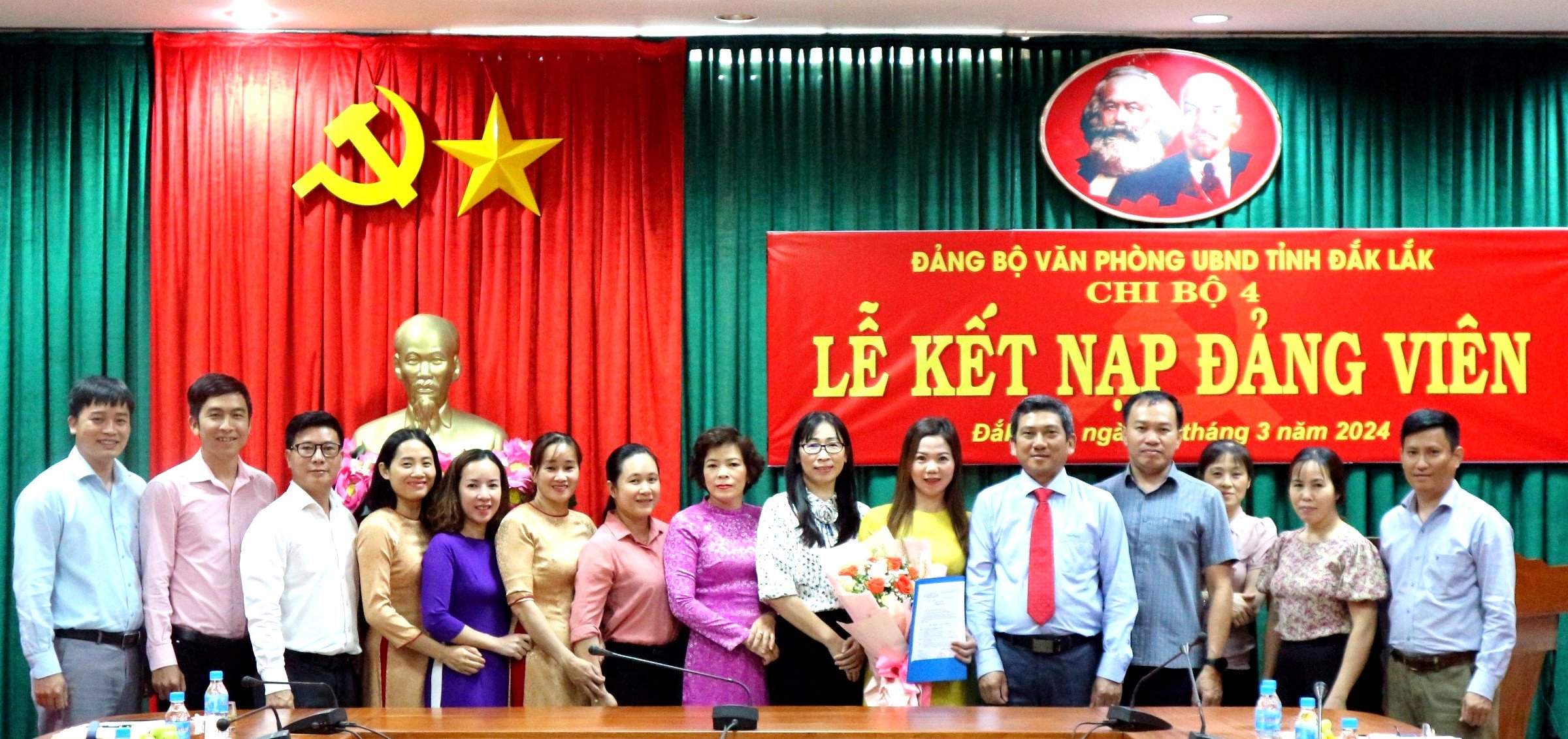 Chi bộ 4 Đảng bộ Văn phòng UBND tỉnh Đắk Lắk tổ chức Lễ kết nạp đảng viên mới